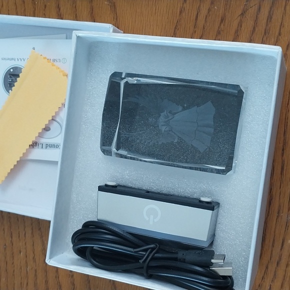 Engraved crystal angel on lighted base - Picture 10 of 13